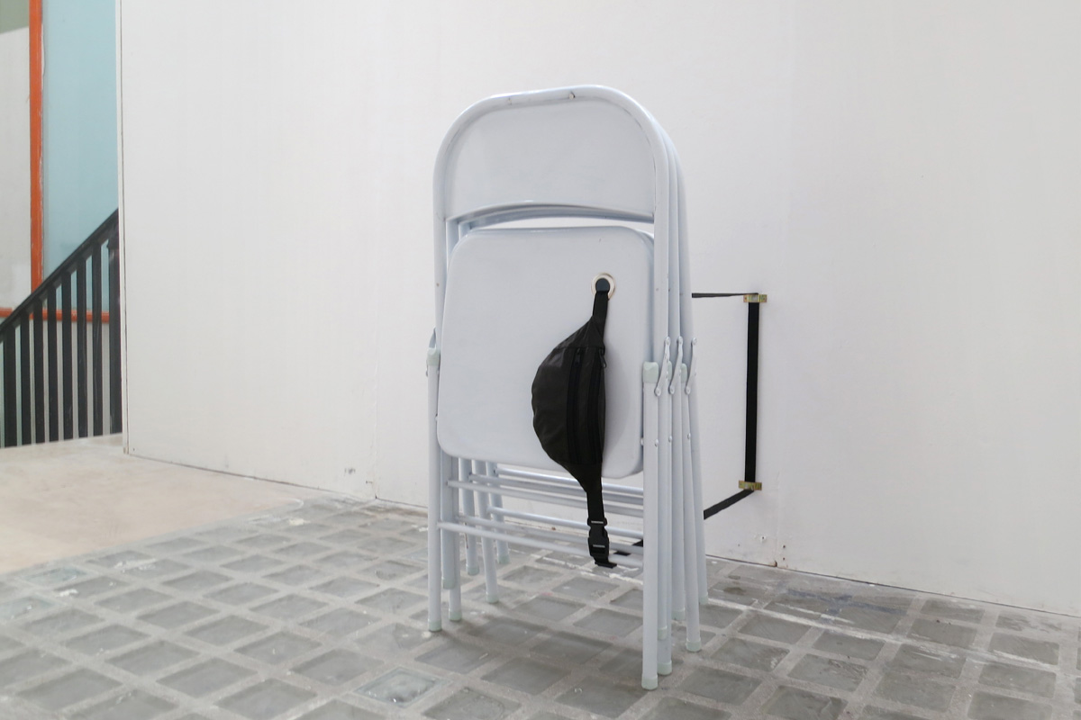 Elsa Werth, ‘chaises’, 2013, chaises pliantes en acier, oeillets, sangle, sacoche ceinture, 80x47x80cm